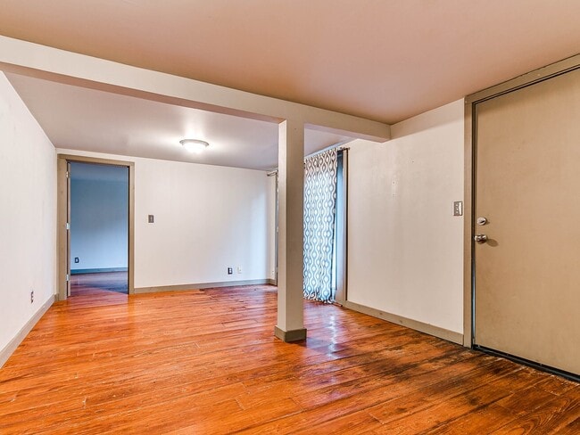 Building Photo - Unique with a Artsy Flare    1Bed + Flex Room /1.5 Bath in Edgemere Park