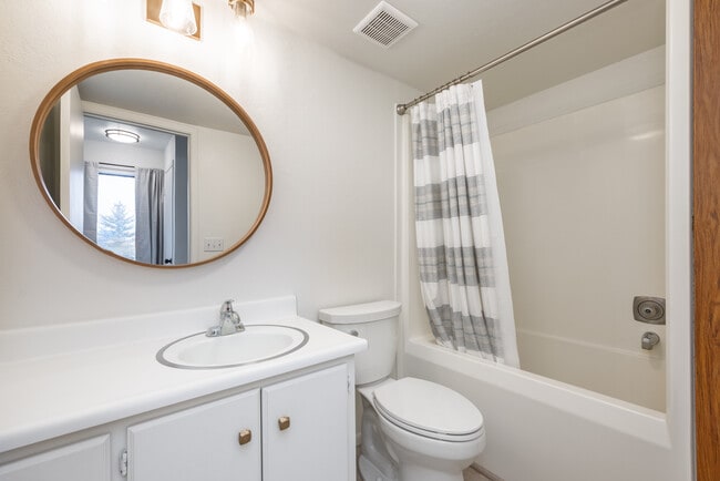 Building Photo - 127 Yonex Ct