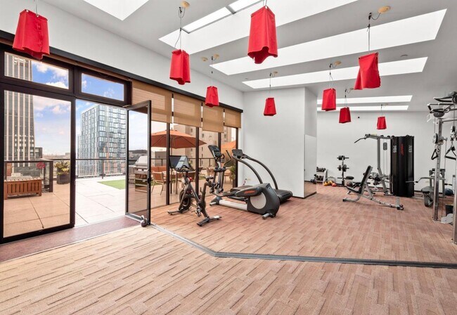 Building Photo - 1BR/1BA PENTHOUSE! Enormous Private Roof D...