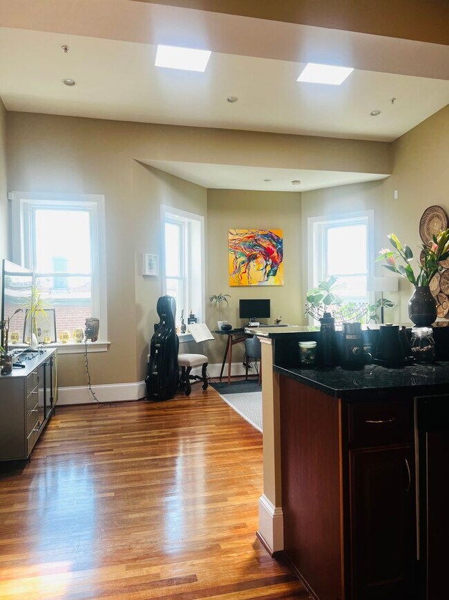 Building Photo - Columbia Heights Penthouse Condo | 1 Bed | 1 Bath | 600 Sf