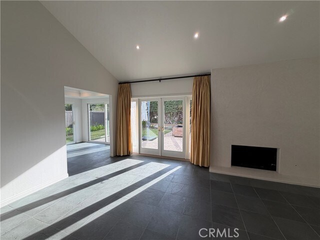 Building Photo - 15999 Via De Las Palmas