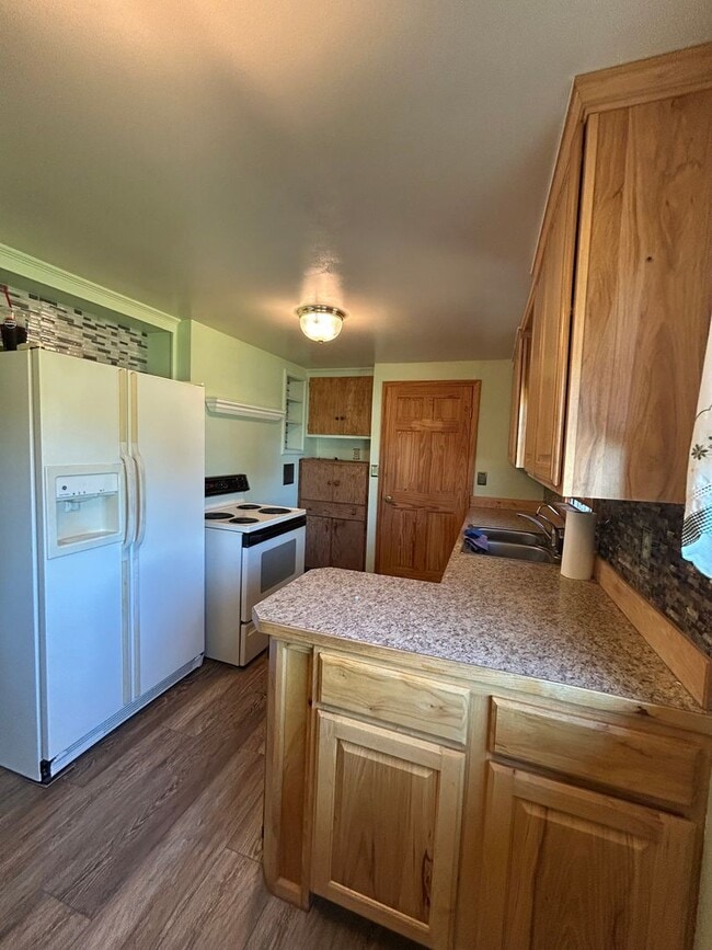 Building Photo - Charming 3 Bedroom Home with Large Heated ...