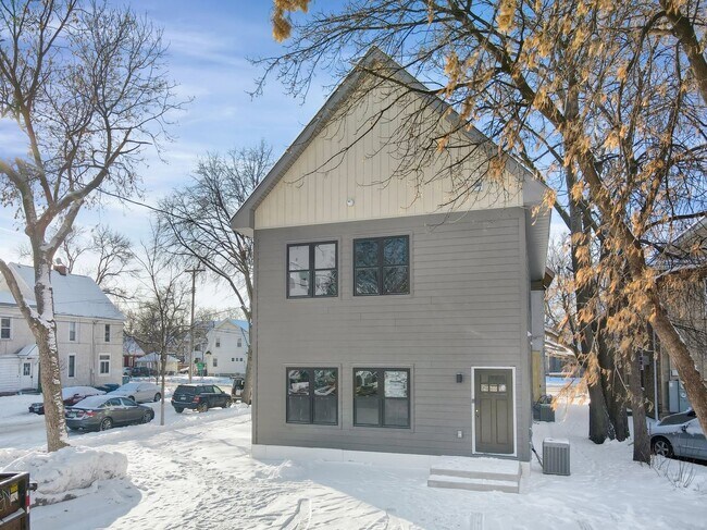 Building Photo - 1129 SE 8th St