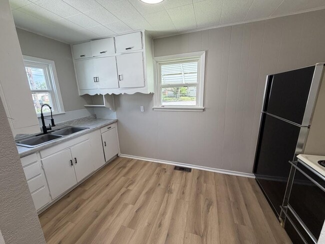 Building Photo - 327 S Brownell Ave