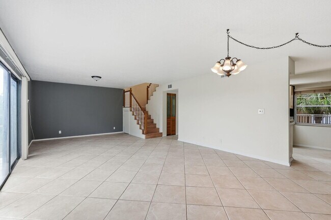 Building Photo - 430 Commodore Dr
