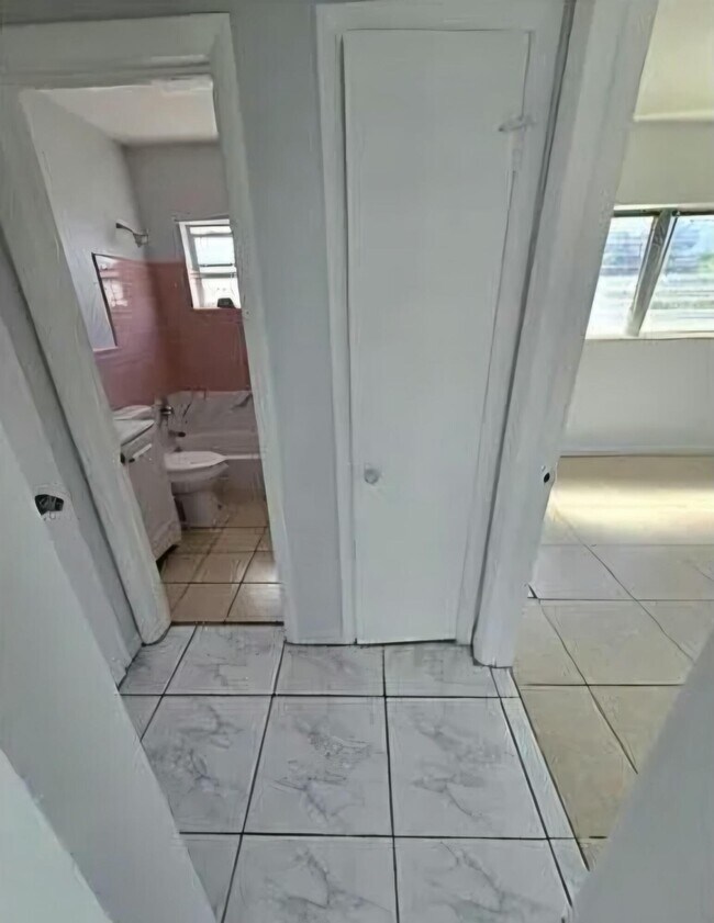 Building Photo - 1440 NE 171 St