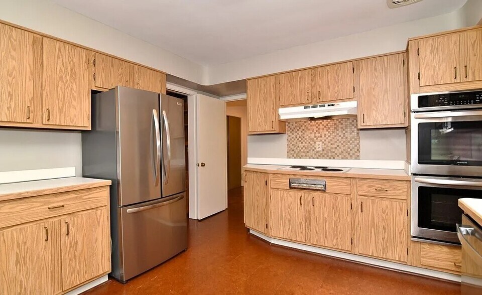 Kitchen - 19425 Van Aken Blvd