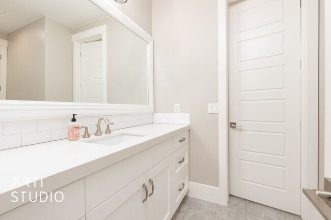 Building Photo - Gorgeous 5 bed 4 bath with AWESOME BACK YA...