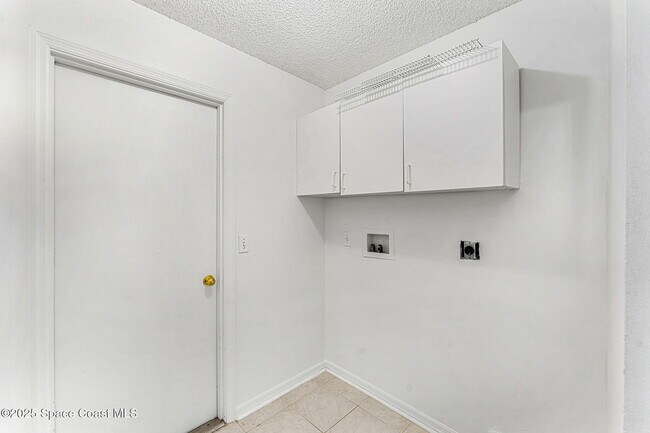 Building Photo - 1560 Vista Lake Cir