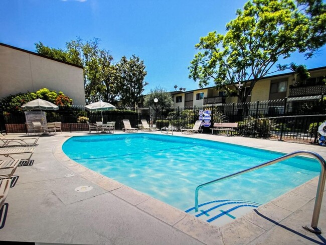 Building Photo - Second Floor Condo in Rossmoor Park Commun...