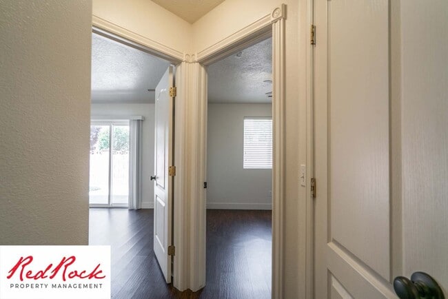 Building Photo - Spacious 3-Bed, 2-Bath Ivins Townhome – Do...