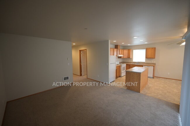 Building Photo - 2 bed 1 bath, top floor apartment in Port Angeles, close to Peninsula College and the Olympic Nat...