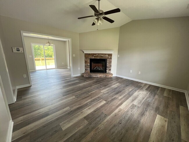 Building Photo - Charming three bedroom two bath home that is located close to MCAS New River and Stone Bay. Just ...