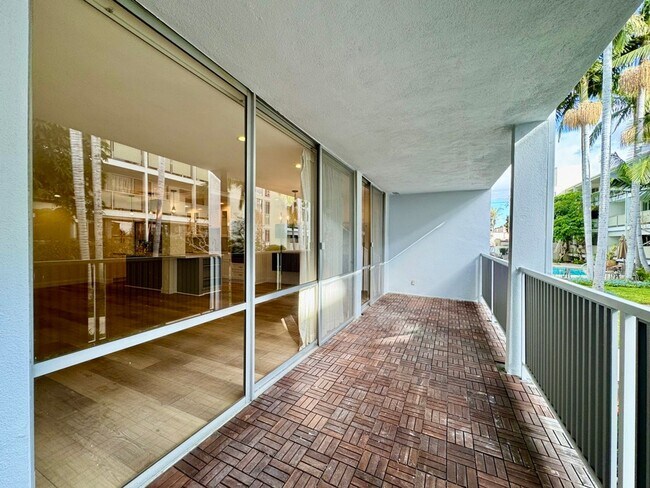 Building Photo - Luxury living in the heart of West Hollywood at the Kings Plaza!