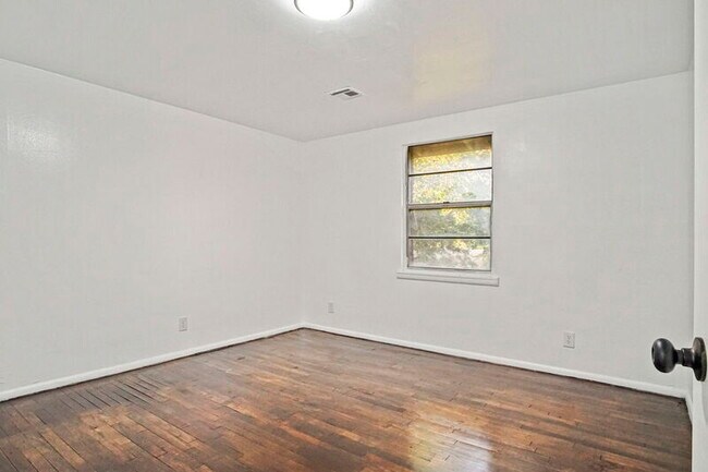 Building Photo - 1041 Hickory Ln