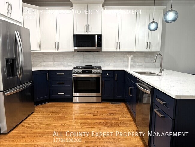 Building Photo - 4858 Lamoyne Ln