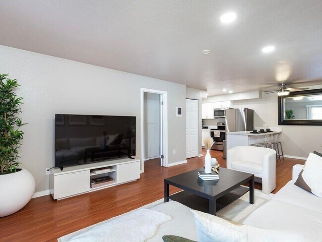 Building Photo - Spacious 2 BD/2BA, condo available for ren...