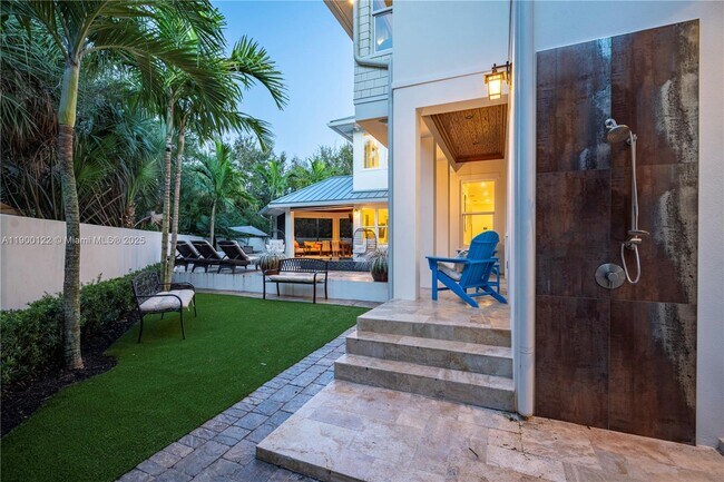 Building Photo - 545 SW Indianola St