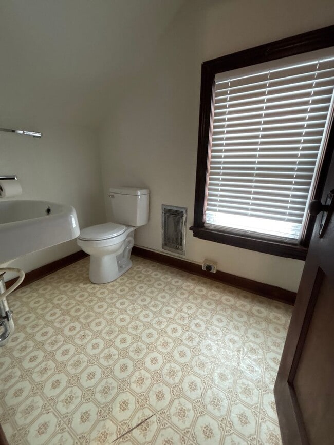 Building Photo - 4 Bedroom House / South Jackson