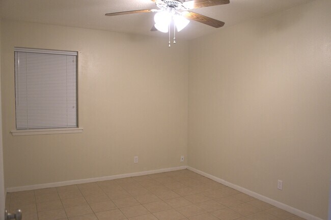 Building Photo - 421 Brigadoon St