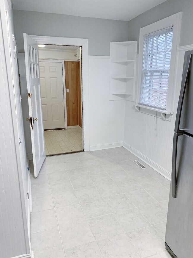 Building Photo - 3 Bedrooms 2 Bathrooms with fenced in back...