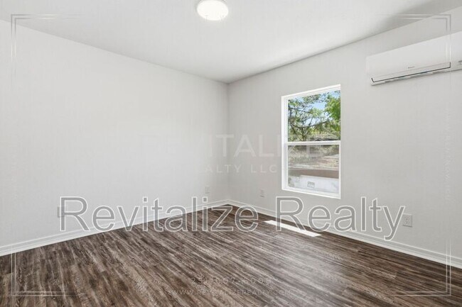 Building Photo - 377 Tuttle Ave
