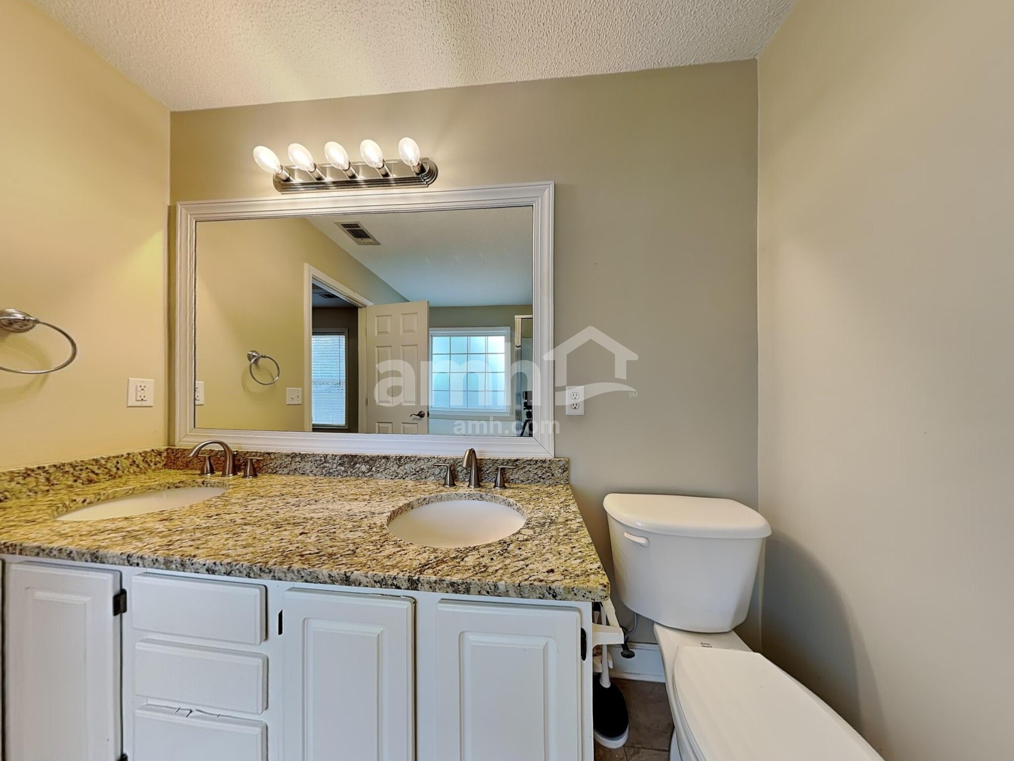 Building Photo - 409 Roberts Way