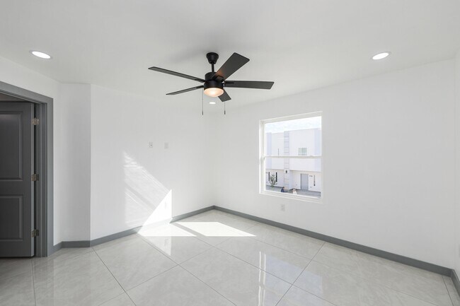 Building Photo - 1011 Emerald Valley Dr