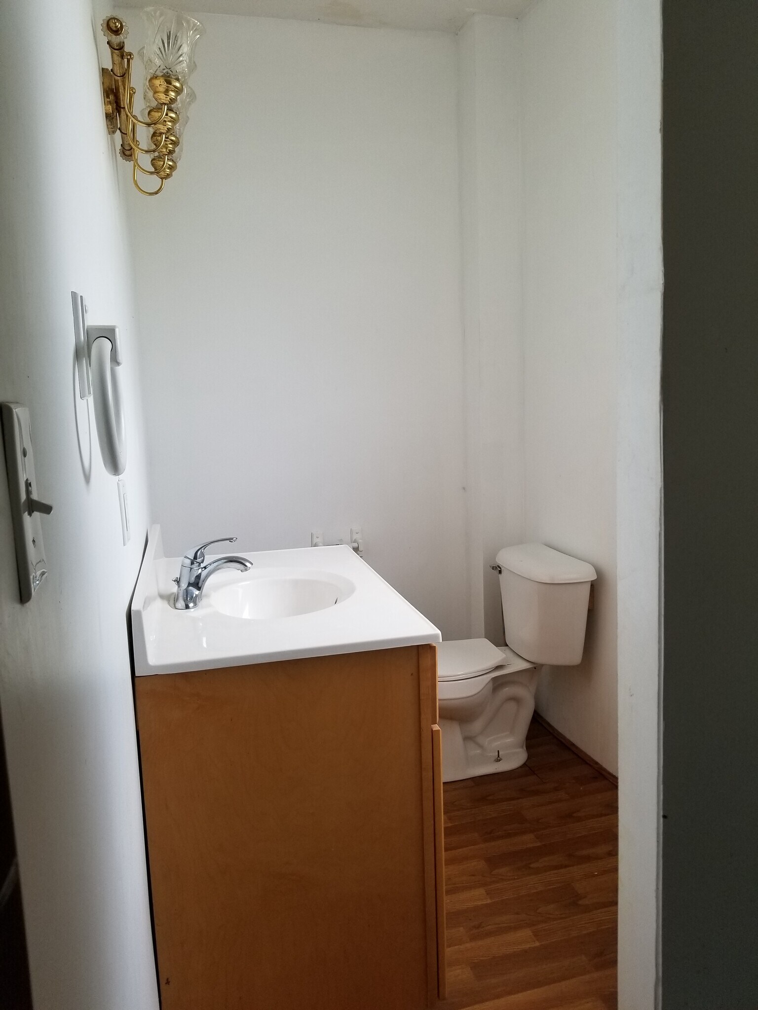 Full Bath (upstairs) - 238 Richmond Ave