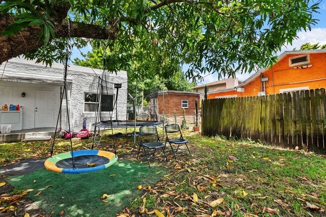 Building Photo - Charming 3-Bedroom Home in Miami - Comfortable Living in a Prime Location