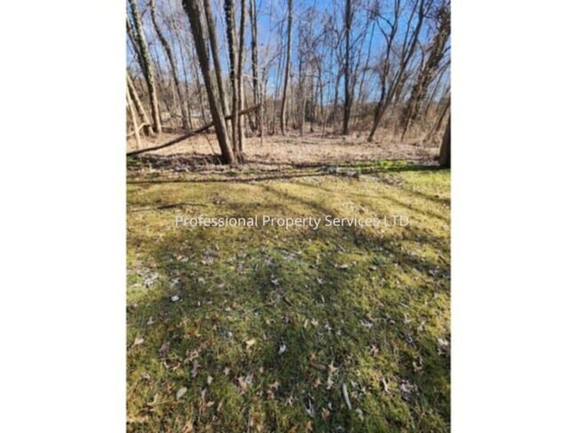 Building Photo - Country Living Near Commuter Routes
