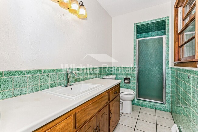 Building Photo - Large 3 bedroom , 2 bath home