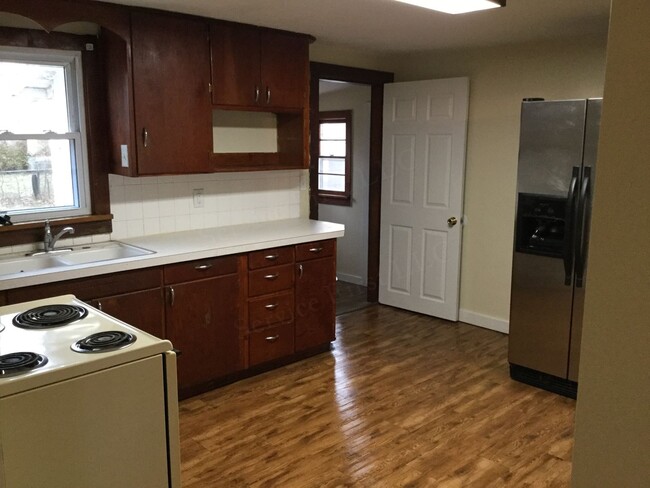 Building Photo - 2 Bed 1 Bath 900 SQFT Home in Bolivar! Cal...