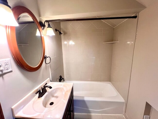 Building Photo - Pittsburgh - 3 Bedroom 1.5 Bathroom - Stunning Home