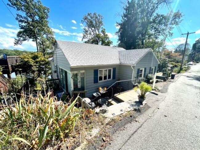 Building Photo - 136 Cedar Lake Rd W