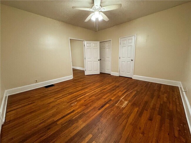 Building Photo - 1637 Columbia Dr