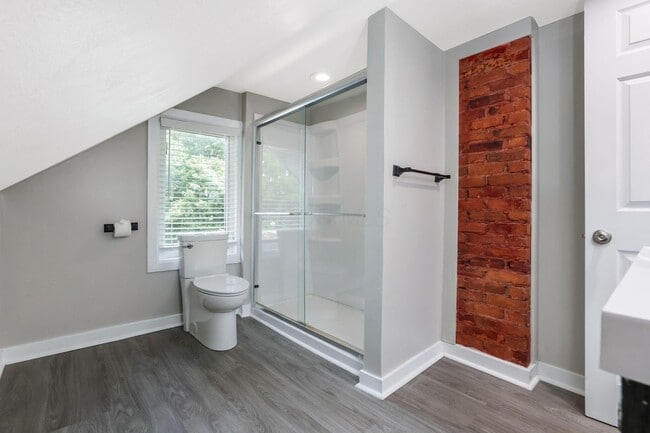 Building Photo - 412 E Oakland Ave