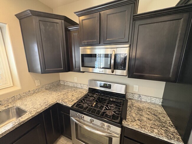 Building Photo - 4 bedroom plus Den 3 car garage with sparkling pool Vail School District