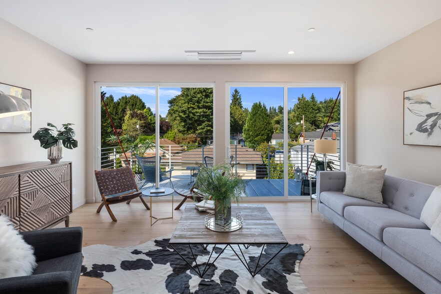 Living room looking towards deck - 10120 NE 185th St