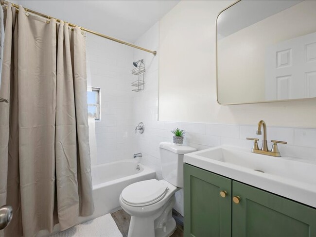 Clean modern bathroom - 146 Vista Pl