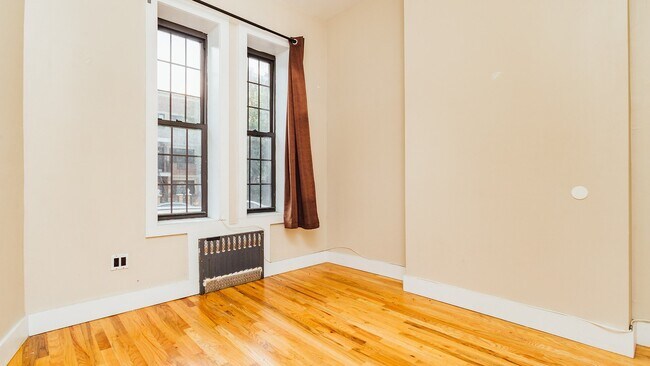Building Photo - 1154 Gates Ave