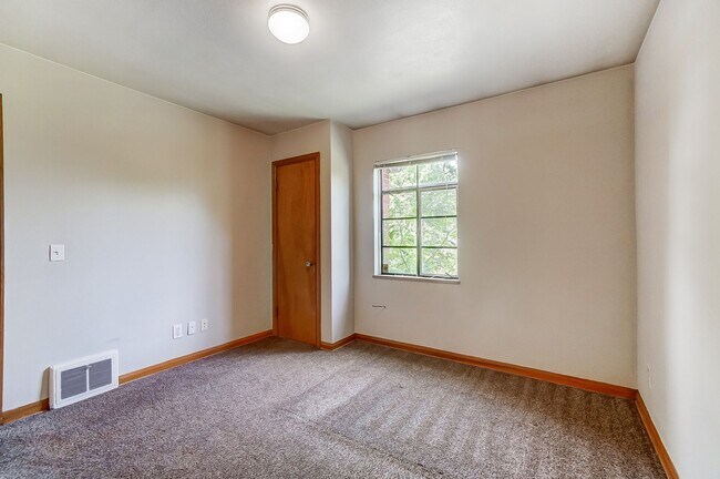 Building Photo - 347 Darrow Ave