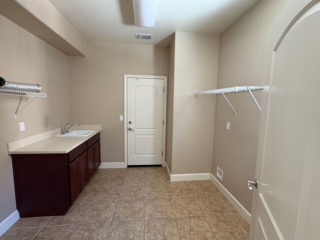 Building Photo - 1/2 off ONE months rent special