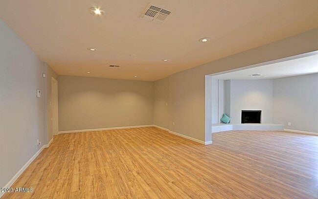 Building Photo - 14 E Balboa Dr