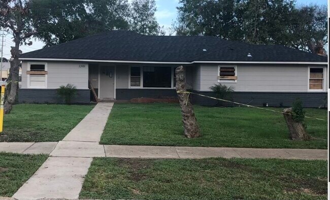 Building Photo - 1301 Oaks Dr