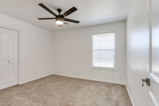 Building Photo - Five bedroom home in Edmond's Sheffield Glen