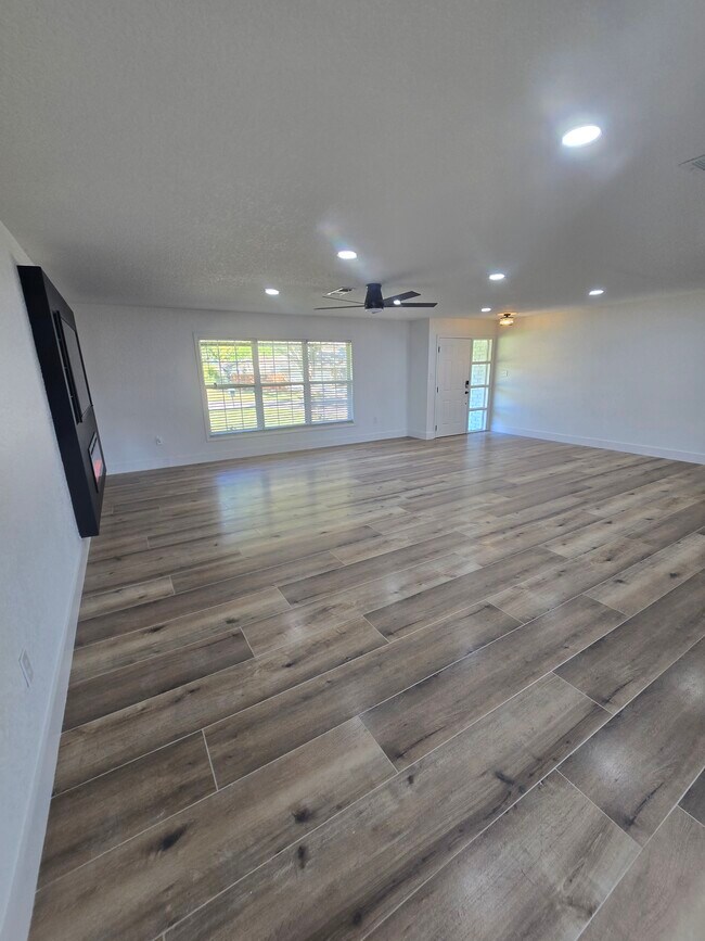 Building Photo - 383 Floral Dr