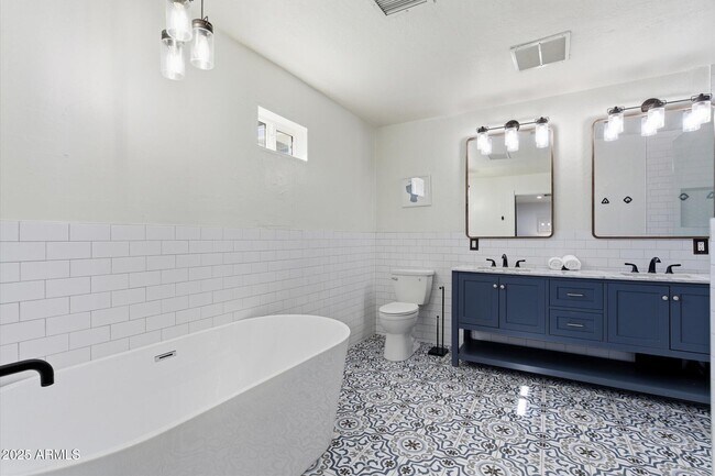 Building Photo - 2530 N 68th Pl
