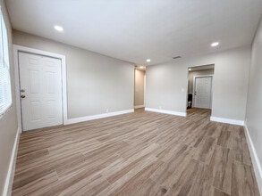 Building Photo - 821 3rd St