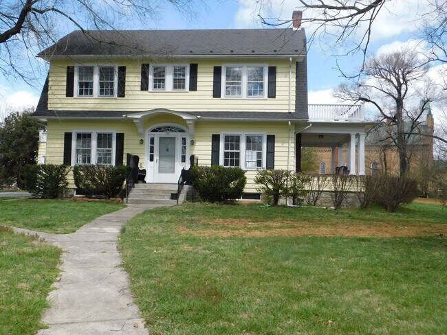 Building Photo - Fantastic mix of charm and updates!